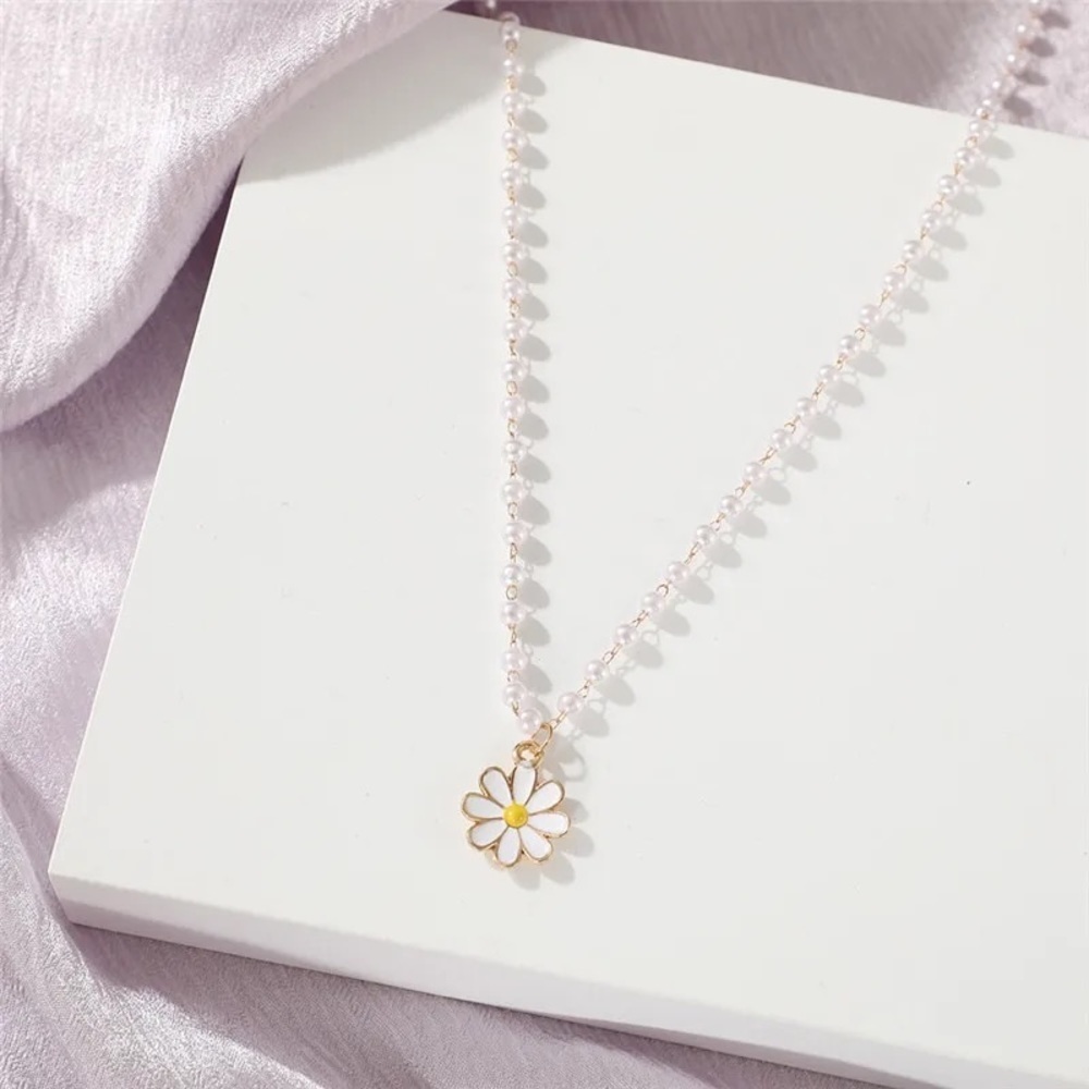 💖5 items for $25 Sale!💖 Daisy Pendant Necklace - Picture 4 of 5
